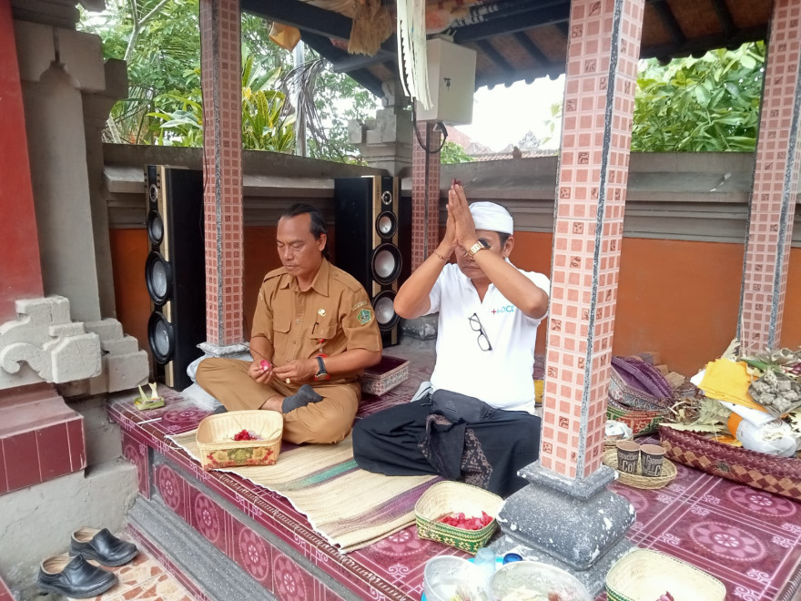 Perbekel Desa Pangkung Karung menghadiri undangan upacara karya di Pura Panti Dalem Pulo Sari Br Dinas Serongga Pondok, Desa Pangkung Karung,Kecamatan Kerambitan